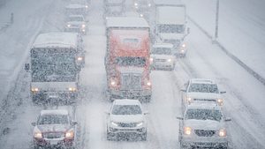 Chaos auf den Straßen! Hier wird es Weihnachten besonders voll - Foto: FatCamera/iStock (Symbolbild)