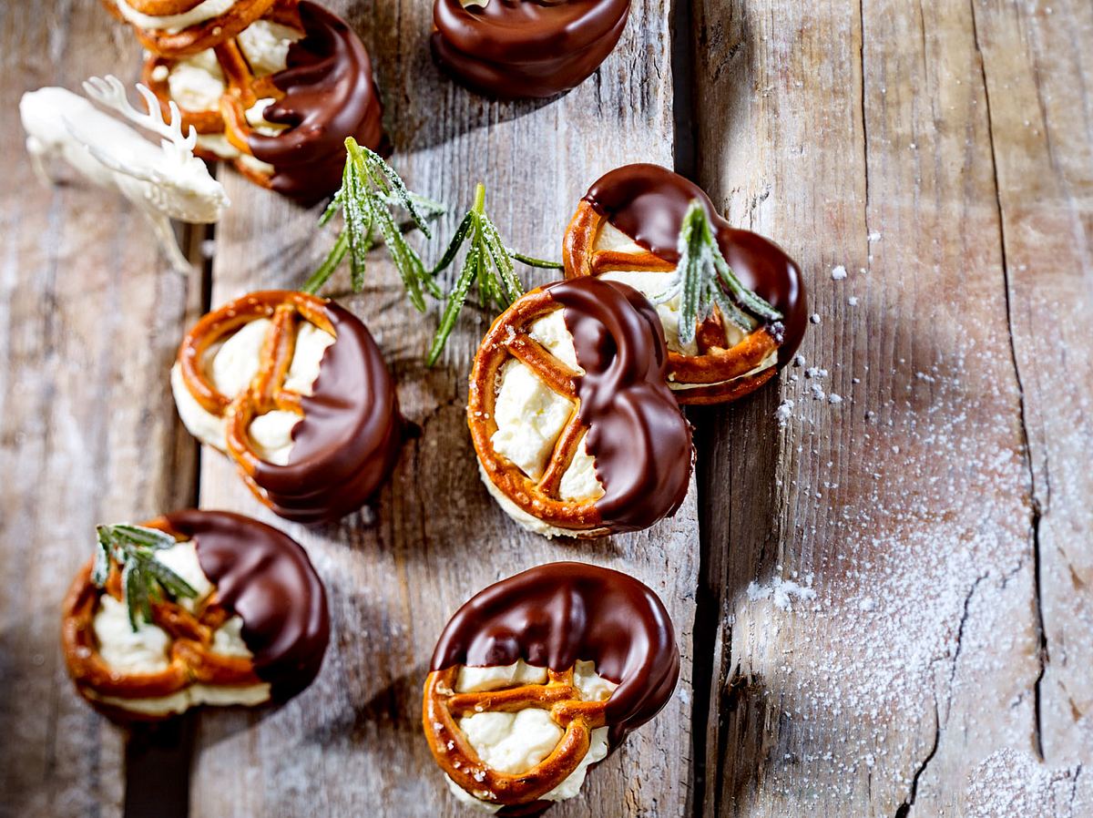 Tolle weihnachtliche Snacks sind die Mini-Weihnachtsbrezeln.