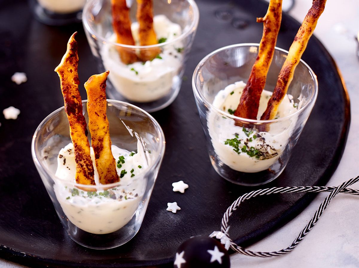 Pizza-Grissinis mit Ziegenfrischkäsedip als weihnachtlicher Snack.