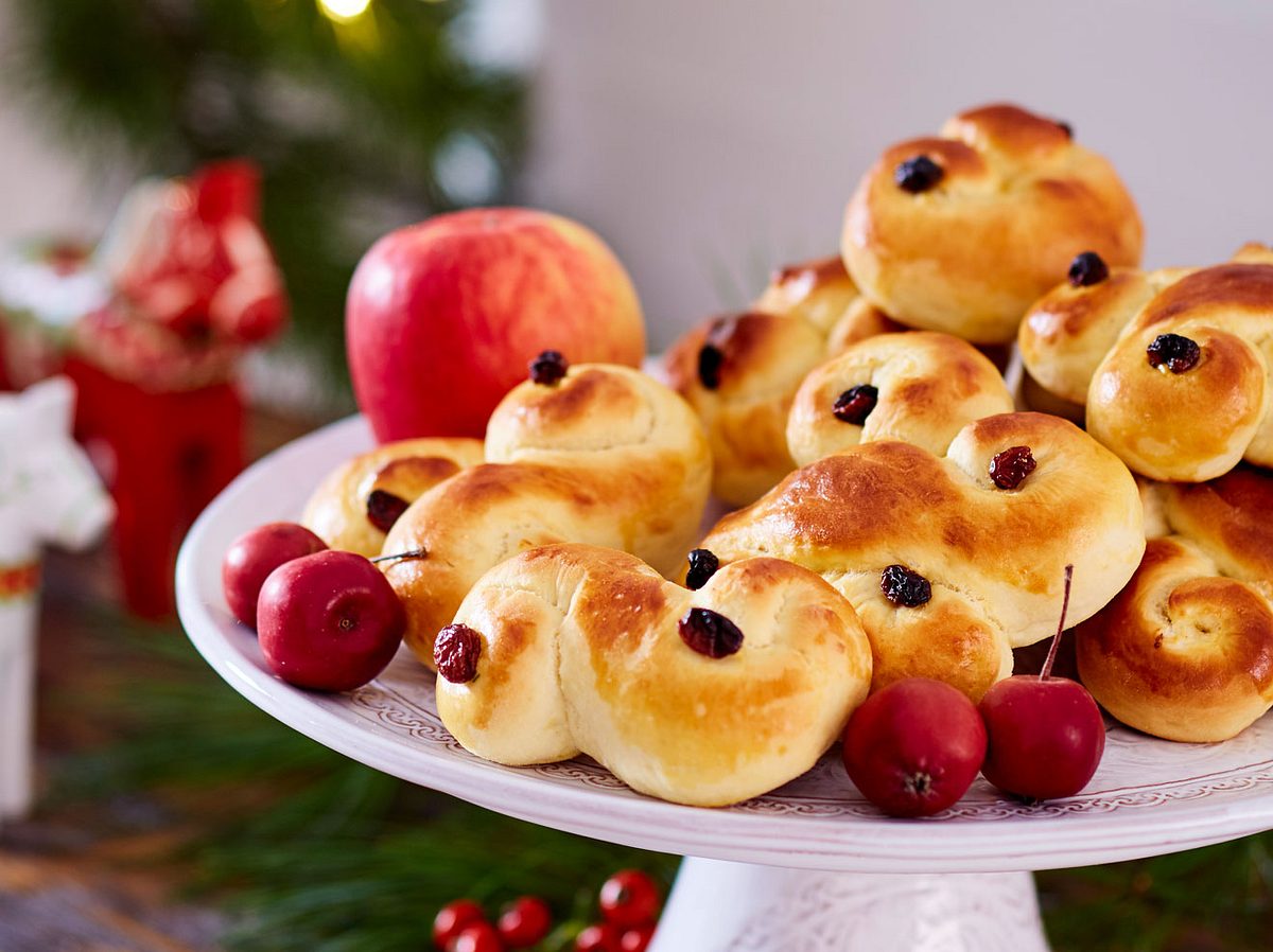 Lussebullar ist ein weihnachtlicher Snack aus Schweden.