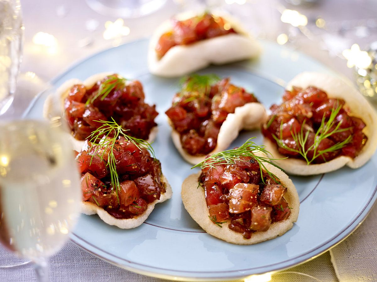 Thunfisch Tatar ist der richtige weihnachtlicher Snack für jede Familienfeier.