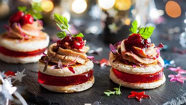 Diese weihnachtlichen Snacks machen jede Party zu einem Hit. - Foto: iStock/Sarsmis