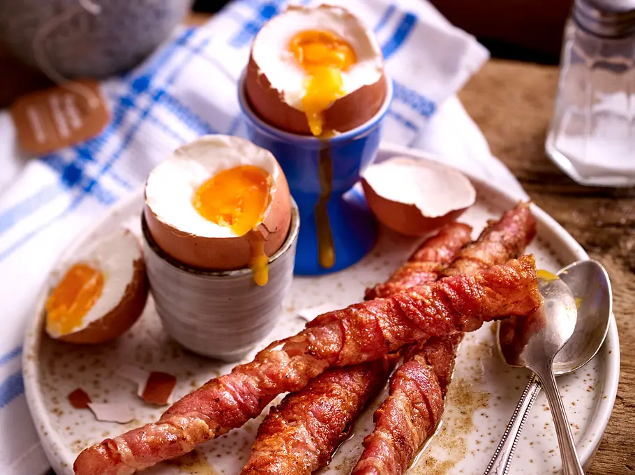 Bacon-Sticks mit gekochtem Ei Saftige Bacon-Sticks mit gekochtem Ei.