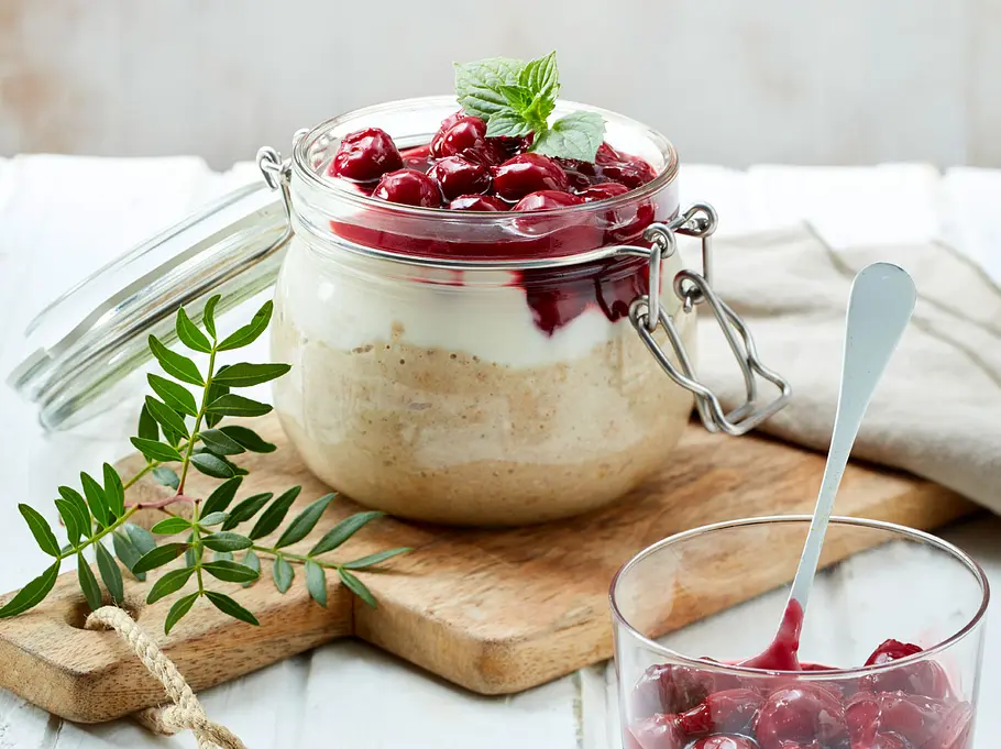 Overnight Oats mit Joghurt und warmen Kirschkompott Overnight Oats mit warmen Kirschkompott.