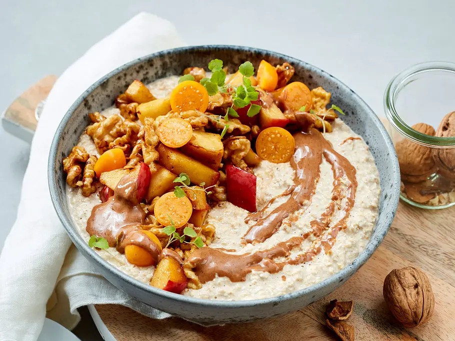 Vanille Porridge mit karamellisierten Äpfeln und Haselnüssen Warm, bunt und lecker - dieses Porridge ist ein wahrer Wintertraum.