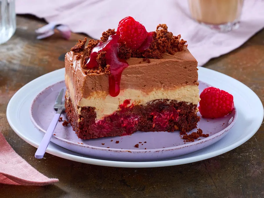 Himbeer-Schoko-Schnitte mit 3 Schichten und Himbeer-Keks-Topping auf einem Teller
