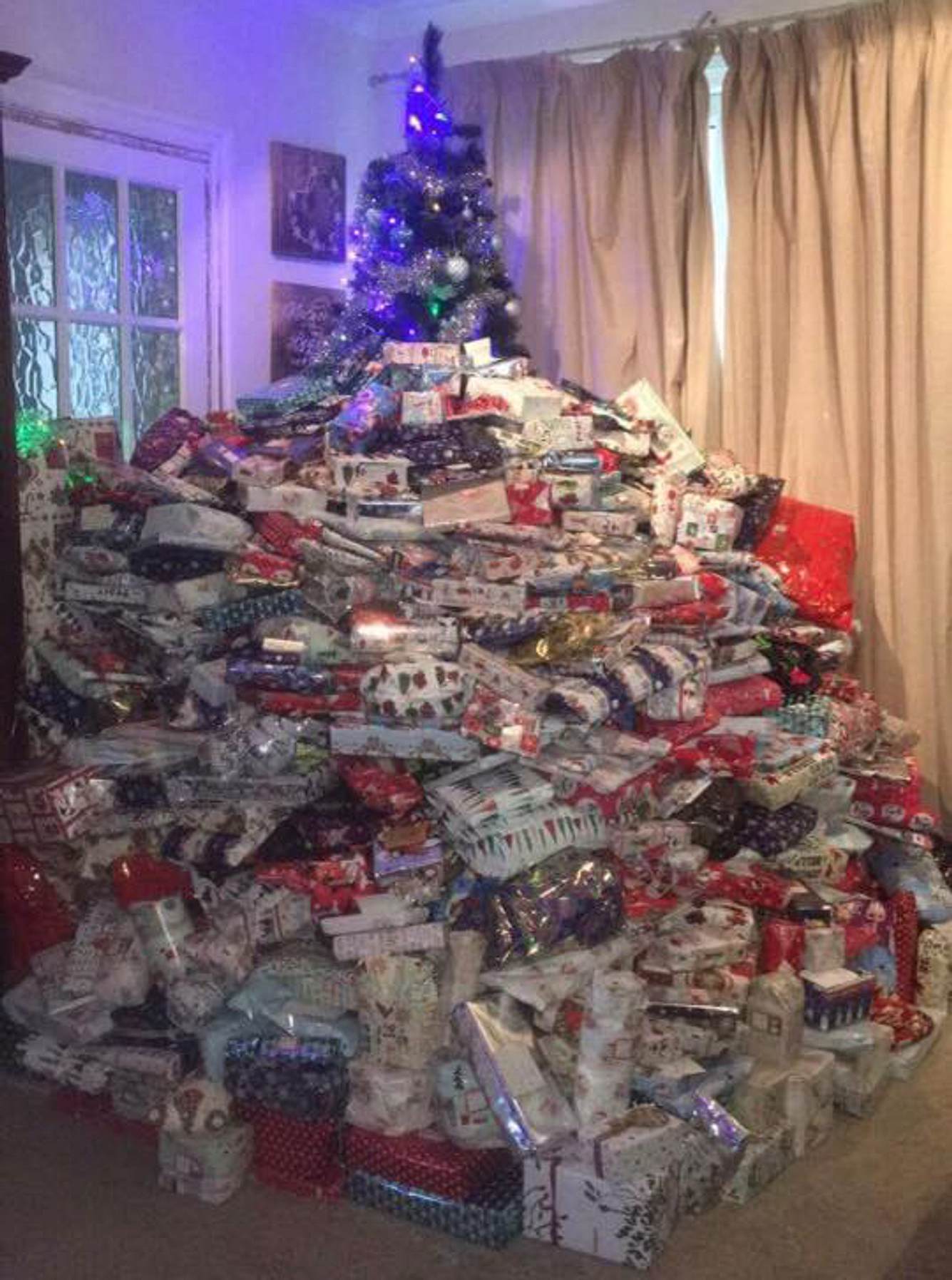 Emma Tapping: Diese Mutter überschüttet ihre Kinder mit 300 Weihnachtsgeschenken