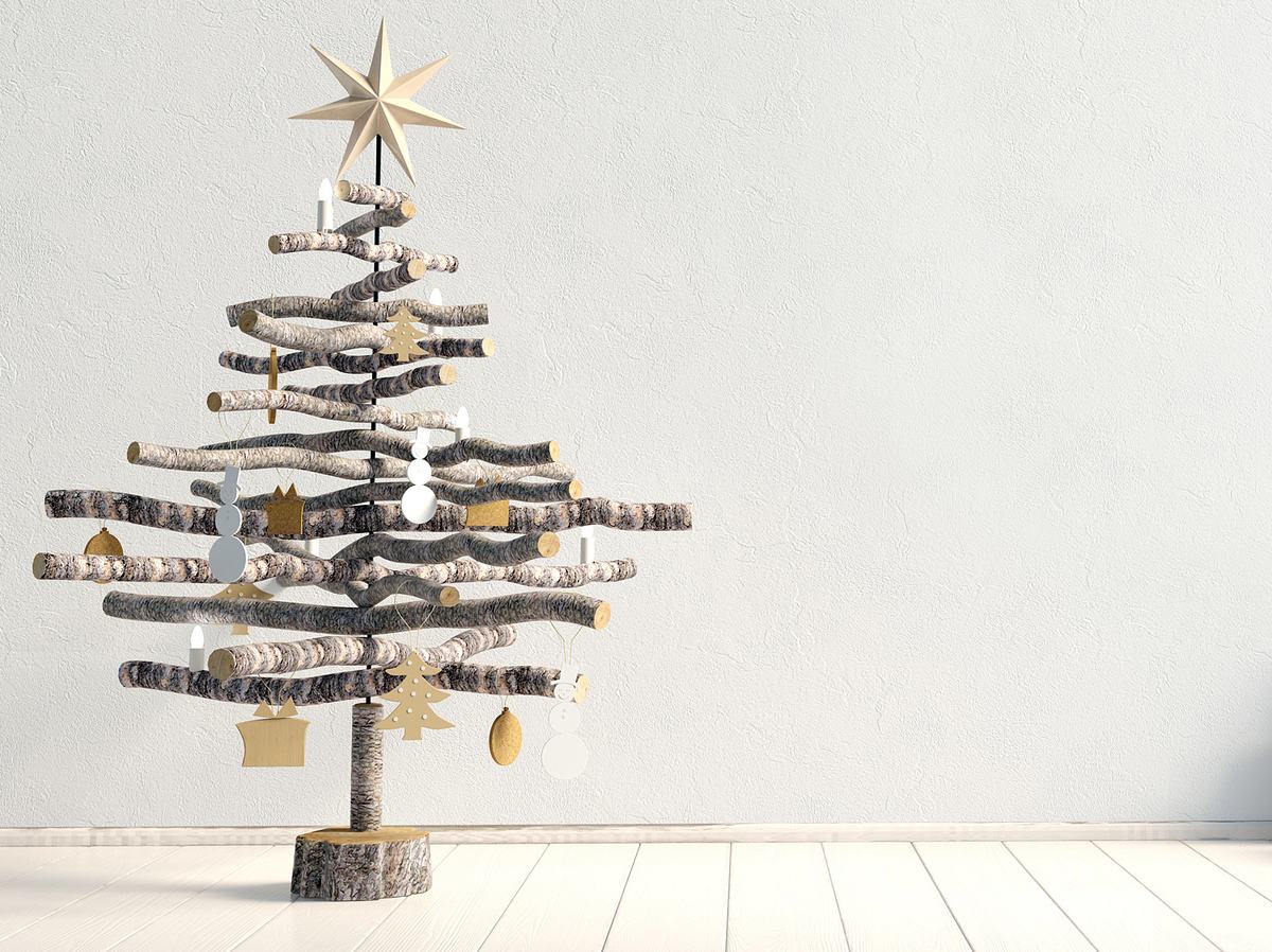 Weihnachtsbaum aus Holz - festlich geschmückt