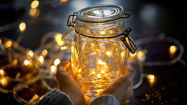 Weihnachtsdeko im Glas mit Lichterkette  - Foto: iStock/Alexandra Surkova