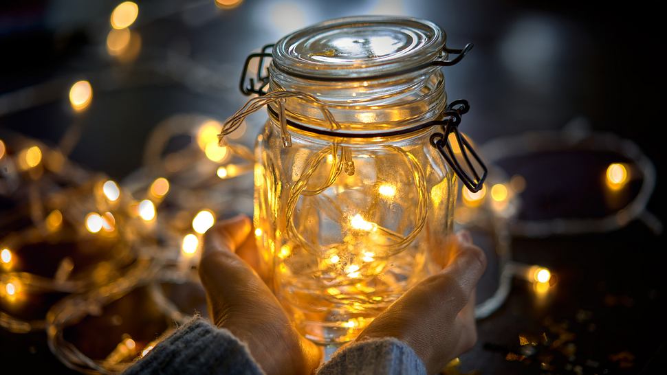 Weihnachtsdeko im Glas mit Lichterkette  - Foto: iStock/Alexandra Surkova