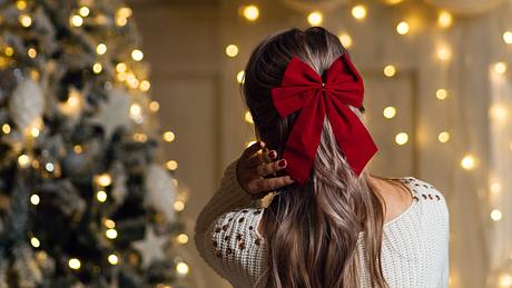 Weihnachtsfrisuren: Die 7 schönsten Ideen für festliche Frisuren zum Nachstylen - Foto: Vagengeym_Elena/iStock