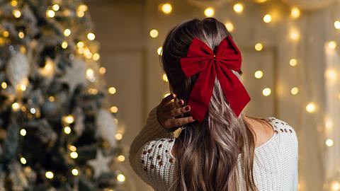 Weihnachtsfrisuren: Die 7 schönsten Ideen für festliche Frisuren zum Nachstylen - Foto: Vagengeym_Elena/iStock