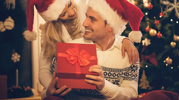 Weihnachtsgeschenke für den Freund zu finden ist gar nicht so leicht, aber mit diesen Ideen klappts bestimmt. - Foto: iStock Weihnachtsgeschenke für den Freund zu finden ist gar nicht so leicht, aber mit diesen Ideen klappts bestimmt. - Foto: iStock