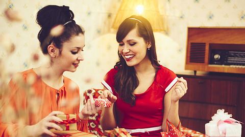 Es gibt Weihnachtsgeschenke, die Schwestern einfach lieben! - Foto: iStock // Eva Katalin Kondoros