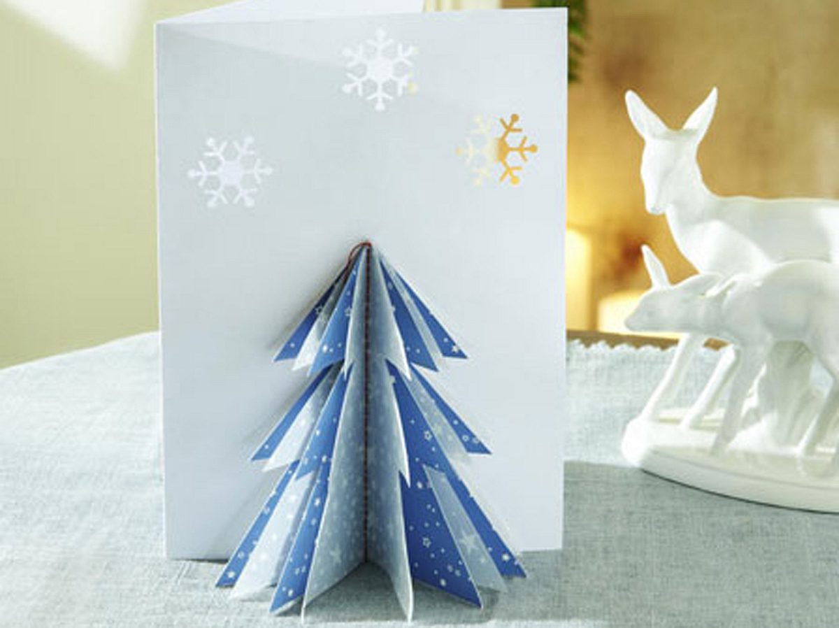 Diese Weihnachtskarte mit 3-d-Tannenbaum ist eine außergewöhnliche Bastelidee.