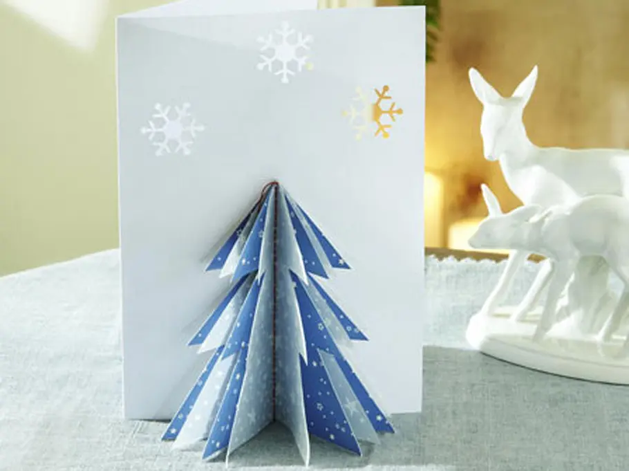 Diese Weihnachtskarte mit 3-d-Tannenbaum ist eine außergewöhnliche Bastelidee. Diese Weihnachtskarte mit 3-d-Tannenbaum ist eine außergewöhnliche Bastelidee.