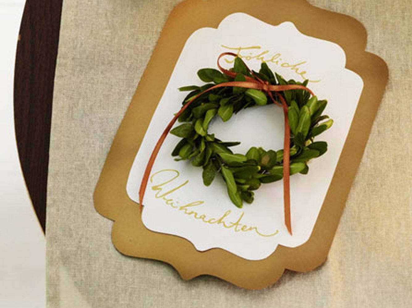 Diese Weihnachtskarte mit Buchsbaumkranz ist ganz einfach zu basteln. Diese Weihnachtskarte mit Buchsbaumkranz ist ganz einfach zu basteln.
