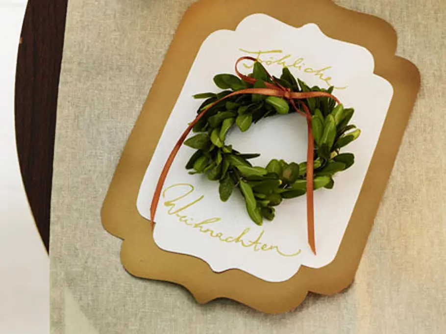 Diese Weihnachtskarte mit Buchsbaumkranz ist ganz einfach zu basteln. Diese Weihnachtskarte mit Buchsbaumkranz ist ganz einfach zu basteln.