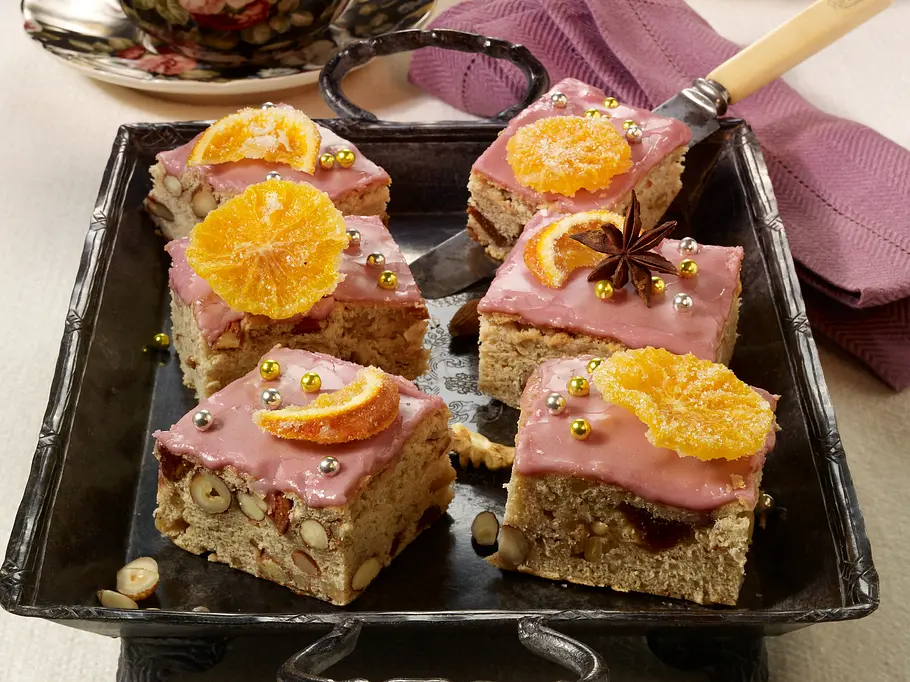 Weihnachtskuchen: Gewürz-Nuss-Stollen vom Blech Weihnachtskuchen: Gewürz-Nuss-Stollen vom Blech
