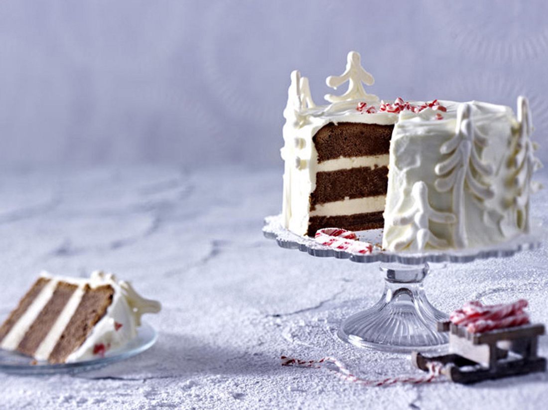 Köstlicher Weihnachtskuchen: Glühweintorte im Winterwald Köstlicher Weihnachtskuchen: Glühweintorte im Winterwald