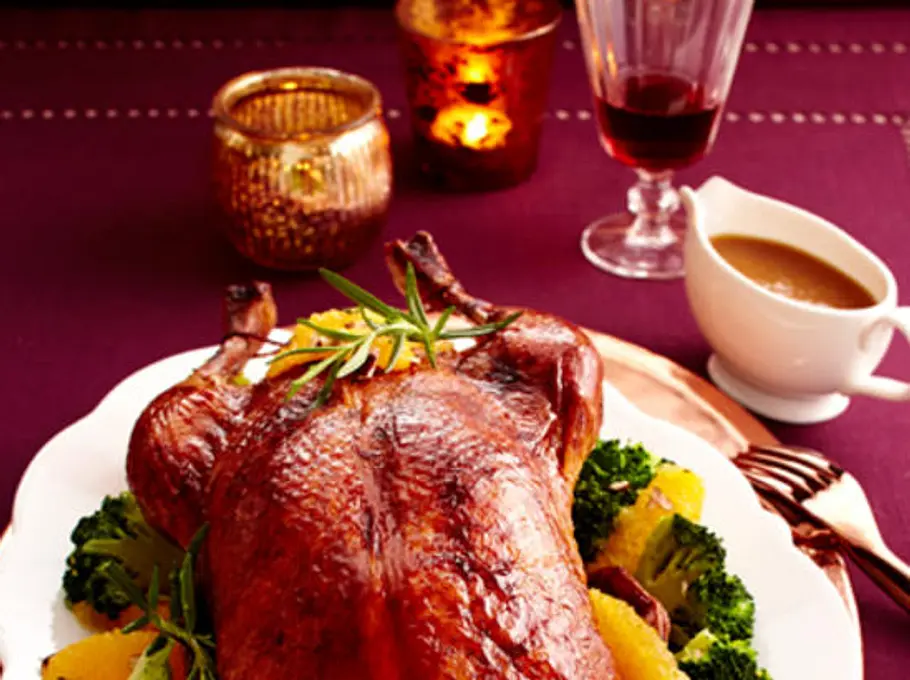 Das letzte Weihnachtsmenü zum Vorbereiten geht weiter mit einer gefüllten Ente - ein Klassiker. Das letzte Weihnachtsmenü zum Vorbereiten geht weiter mit einer gefüllten Ente - ein Klassiker.