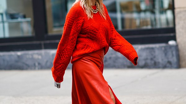 Weihnachtsoutfit zum Verlieben: Mit diesen festlichen Looks glänzt du an Weihnachten - Foto: Edward Berthelot/Getty Images