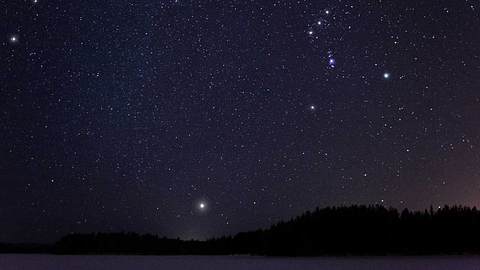 Sterne am Winterhimmel - Foto: iStock/Eerik