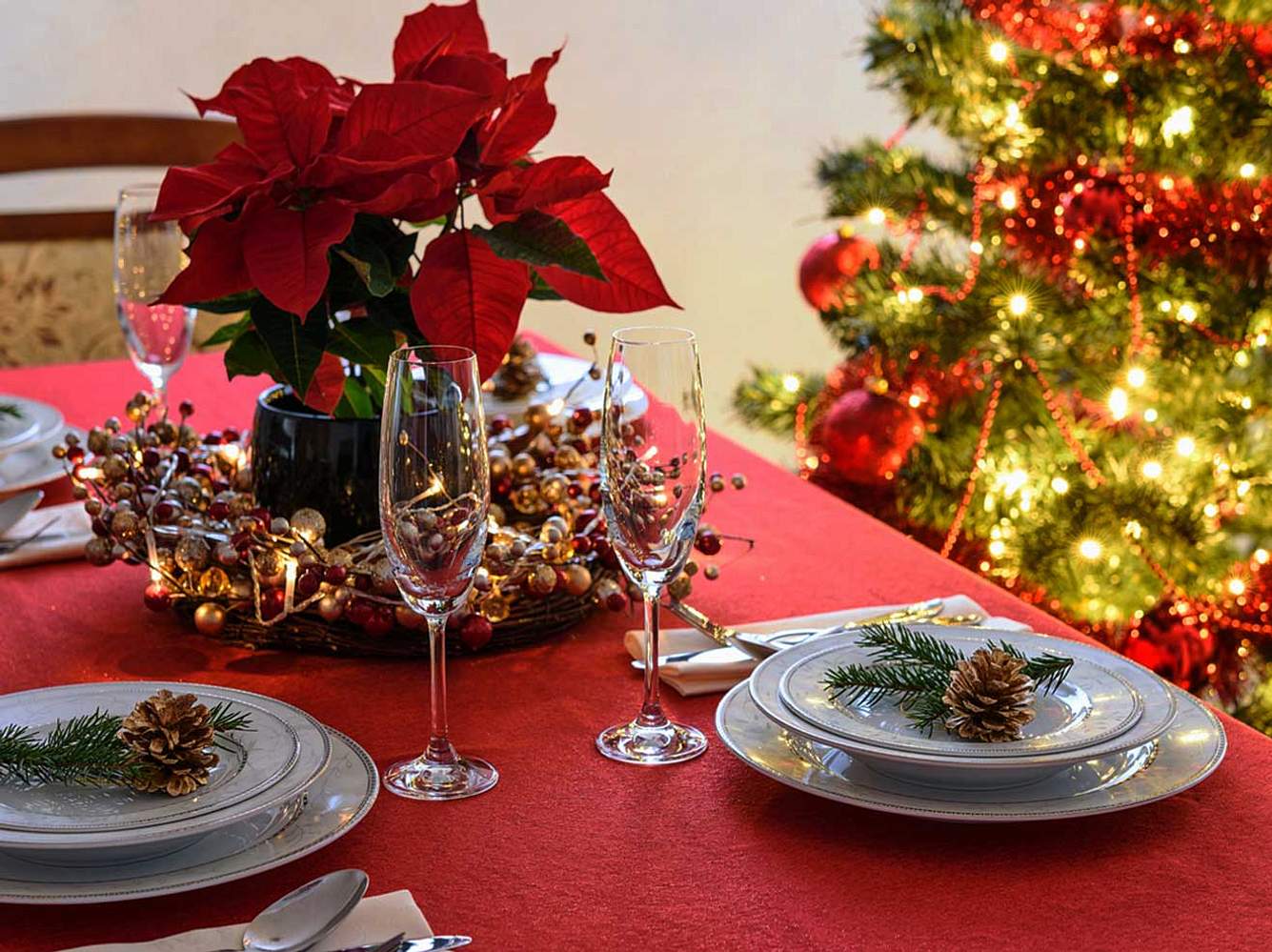 Weihnachtlich dekorierter Tisch mit Weihnachtsstern