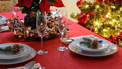 Weihnachtlich dekorierter Tisch mit Weihnachtsstern - Foto: iStock/WDnet