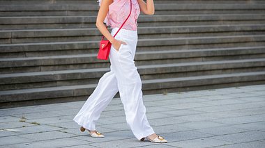Weiße Hosen kombinieren: Styling-Tipps und Outfit-Inspirationen für den Modeklassiker - Foto:  Christian Vierig/Getty Images