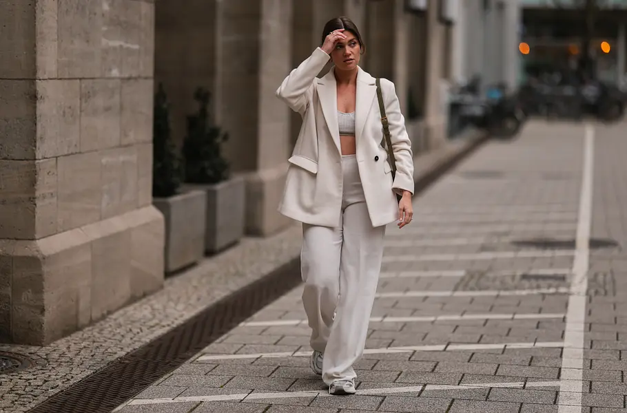 Weiße Hose kombinieren: Outfit-Ideen Crème Weiße Hose kombinieren: Outfit-Ideen Crème