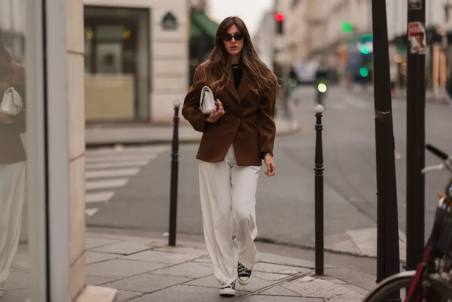 Weiße Hose kombinieren: Outfit-Ideen sportlich-elegant Weiße Hose kombinieren: Outfit-Ideen sportlich-elegant