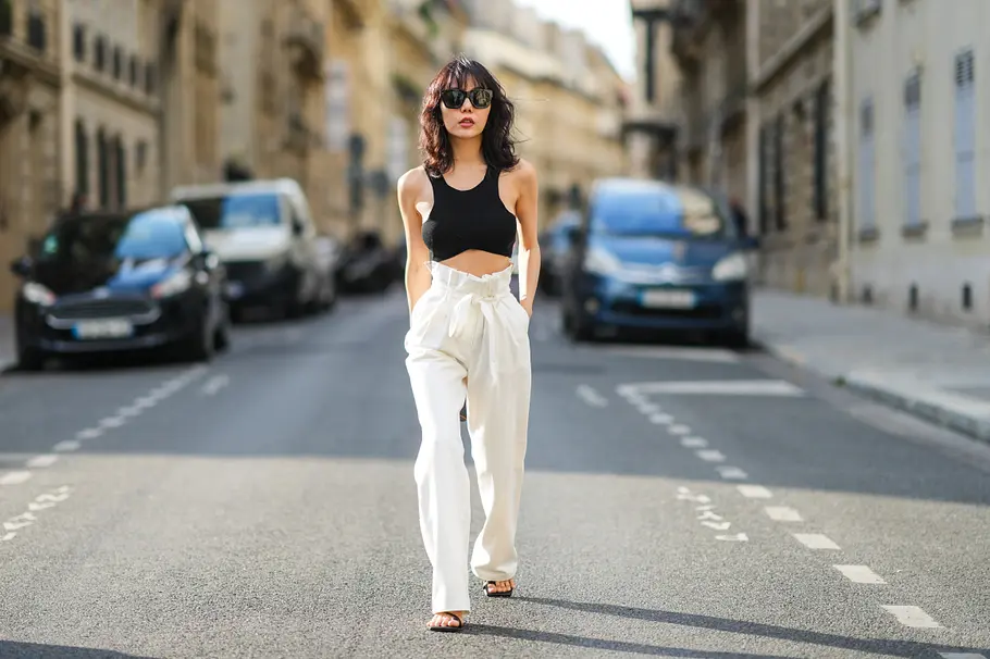 Weiße Hose kombinieren: Outfit-Ideen Paperbaghose mit Crop-Top Weiße Hose kombinieren: Outfit-Ideen Paperbaghose mit Crop-Top