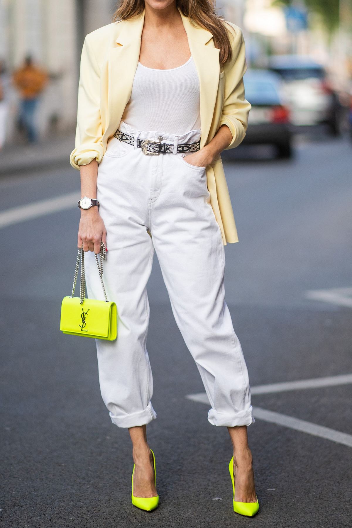 Weiße Paperbag-Jeans im Sommer stylen - nichts schöner als das!