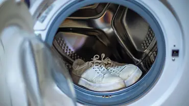 Weiße Sneaker reinigen: Dank diesen Hausmitteln erstrahlen sie im neuen Glanz! - Foto: Fotolgart/iStock Weiße Sneaker reinigen: Dank diesen Hausmitteln erstrahlen sie im neuen Glanz! - Foto: Fotolgart/iStock
