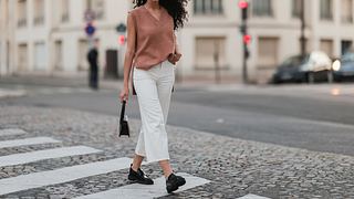 Weiße Jeans sind ein Dauertrend: So kannst du sie Sommer wie Winter besonders stilsicher kombinieren. - Foto: Jeremy Moeller / Getty Images