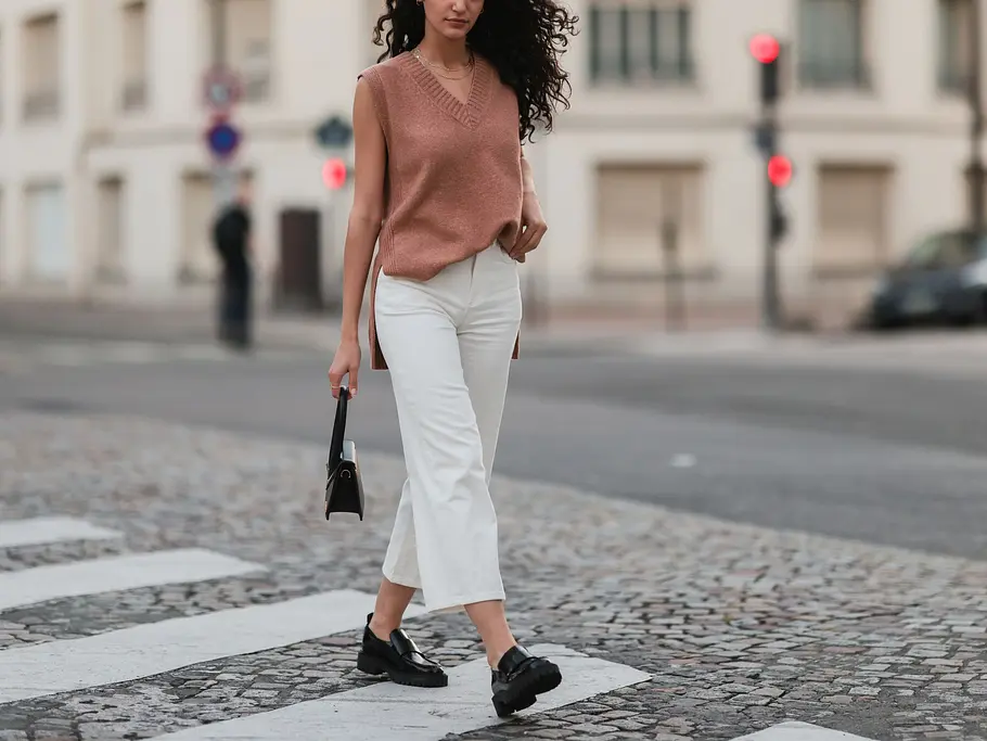 Weiße Jeans: Tipps zum kombinieren Weiße Jeans sind ein Dauertrend: So kannst du sie Sommer wie Winter besonders stilsicher kombinieren.