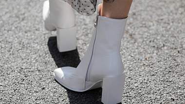 Weiße Stiefeletten haben ihr billiges Image endlich abgelegt: 2018 kombinieren wir sie high-fashion. - Foto: iStock