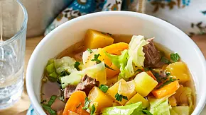 Unser Weißkohleintopf ist ein leichter Genuss und sehr lecker. - Foto: Bauer Media Group