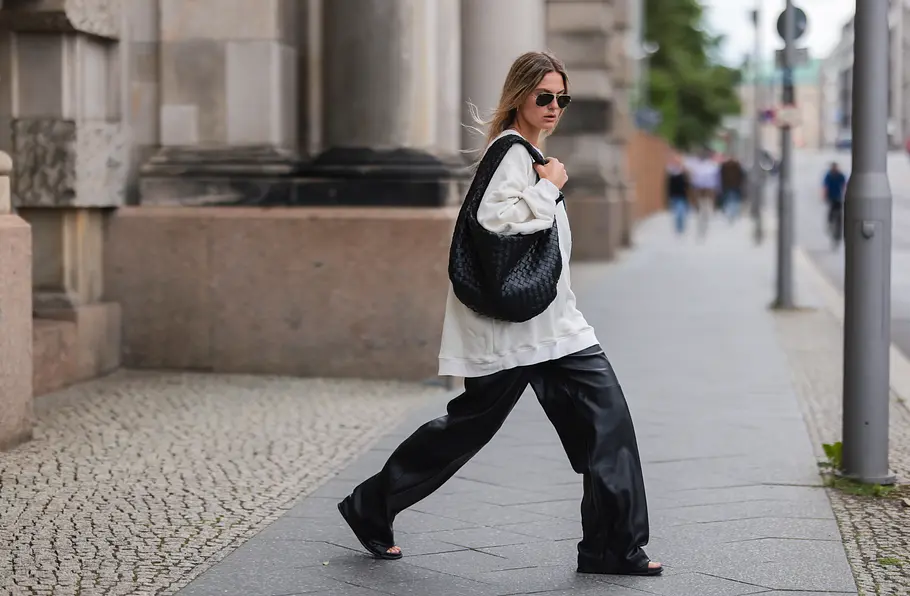 Weite Hosen im Winter kombinieren Skinny-Jeans und Leder-Leggings passen gut zu Oversize-Strickpullovern? Wide-Leg-Pants auch!