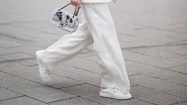 Weite Hosen zu kombinieren ist gar nicht so leicht! Wir geben Styling-Tipps für Palazzo-, Marlene-Hosen und Co. - Foto: Christian Vierig / Getty Images Weite Hosen zu kombinieren ist gar nicht so leicht! Wir geben Styling-Tipps für Palazzo-, Marlene-Hosen und Co. - Foto: Christian Vierig / Getty Images