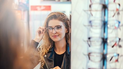 Wir helfen dir herauszufinden, welche Brille zu deiner Gesichtsform passt und welche Farbe dir steht. - Foto: nortonrsx / iStock