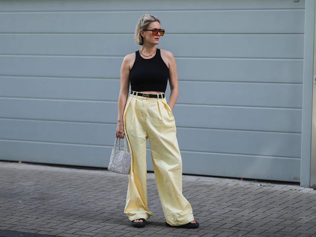 Welche Schuhe zu weiten Hosen Grundsätzlich kannst du so gut wie jedes paar Schuhe zu weiten Hosen kombinieren.
