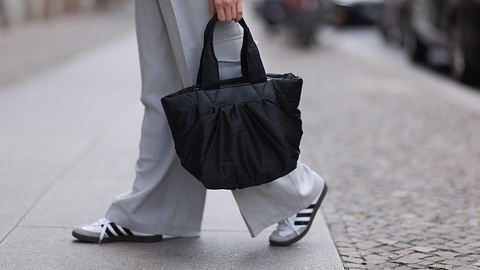 Welche Schuhe zu weiten Hosen? Das sind unsere Lieblings-Looks - Foto: Jeremy Moeller/Getty Images