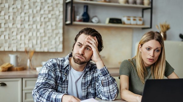 Frau bemuttert Mann - Foto: Prostock-Studio/iStock