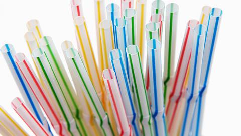 Neben Strohhalmen werden noch einige andere Produkte verboten. - Foto: NoDerog/istock