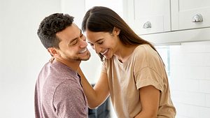 So schön ist es, wenn aus Freundschaft Liebe wird! - Foto: Morsa Images / iStock