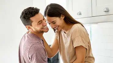 So schön ist es, wenn aus Freundschaft Liebe wird! - Foto: Morsa Images / iStock So schön ist es, wenn aus Freundschaft Liebe wird! - Foto: Morsa Images / iStock
