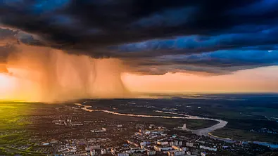 Abendliche Landschafts-Drohnenfotografie mit Sonne, Regen und Wolken - Foto: iStock/iiievgeniy Abendliche Landschafts-Drohnenfotografie mit Sonne, Regen und Wolken - Foto: iStock/iiievgeniy