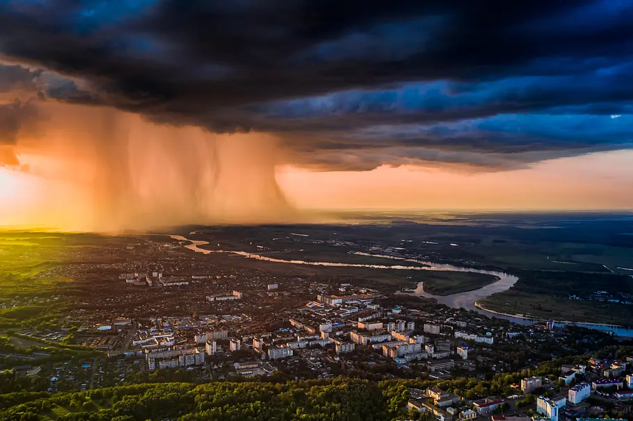 Wetter am Wochenende Abendliche Landschafts-Drohnenfotografie mit Sonne, Regen und Wolken